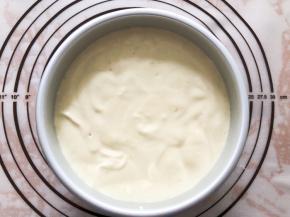 倒入6寸模具中，轻震两下震出气泡