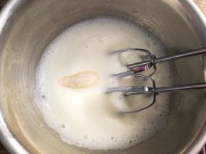 中速打发至粗泡消失，加入三分之一细砂糖