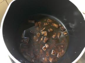 红糖切碎或切小一点，和水混合煮开，