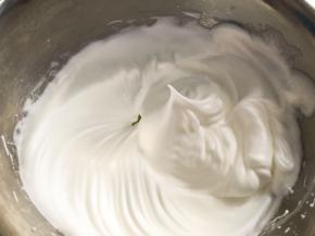 继续高速打发至，拉起打蛋头蛋白挺而直立