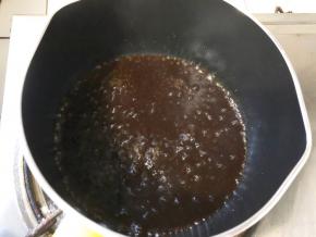 一定要熬至红糖全部溶化，煮沸以后马上倒入木薯粉搅拌再关火