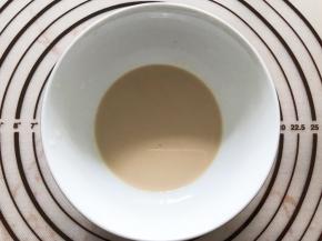 纯牛奶加入一点红茶煮成奶茶，取40克