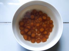 放入冷水中防止粘黏