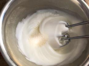 高速打发至有纹路状态，加入三分之一细砂糖