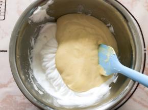 再倒回蛋白盆中继续翻拌均匀