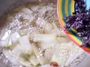 冬瓜煮2分钟，放入干紫菜