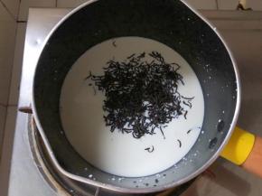 纯牛奶加入红茶煮沸