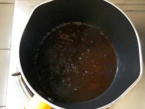 现在开始做糖浆，将红糖和清水熬至红糖融化，