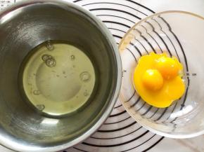蛋清和蛋黄分离，蛋白盆中应无油无水无蛋黄，