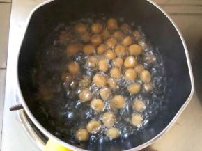现在开始熬珍珠，珍珠煮10分钟闷10分钟，捞出放入冷水中防止粘黏，