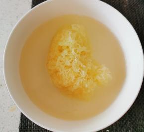 干银耳用清水泡发