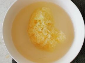 干银耳用清水泡发