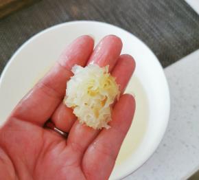 泡发好 撕成小朵