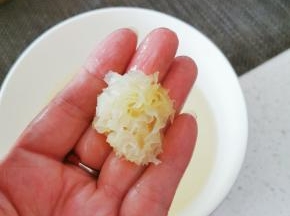 泡发好 撕成小朵
