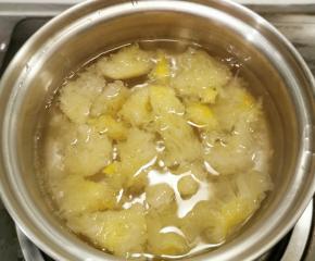 银耳放入汤锅  注入清水 大火烧开