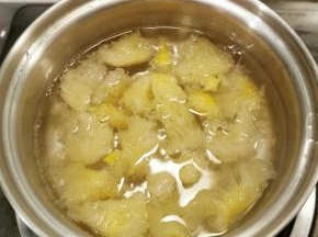 银耳放入汤锅  注入清水 大火烧开