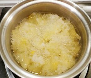 改小火慢慢煮 约20分钟  银耳变得软糯