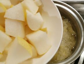 放入梨块  一同煮