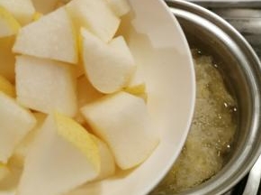 放入梨块  一同煮