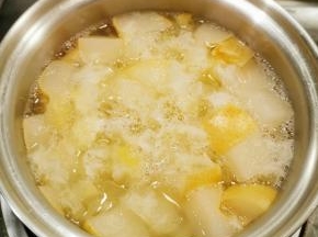 继续小火慢慢煮