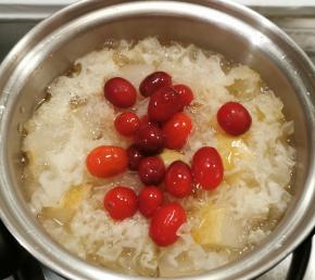 放入蔓越莓 煮1分钟 