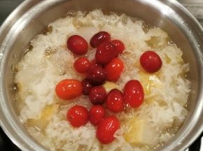放入蔓越莓 煮1分钟 