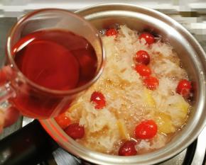 放入蔓越莓果汁提升味道  关火