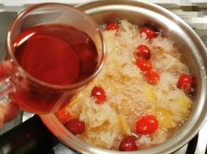 放入蔓越莓果汁提升味道  关火