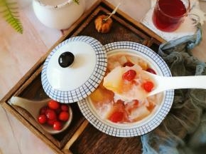 银耳雪梨软糯  汤汁粘稠