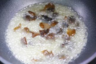 再加入木耳煮30秒捞出。