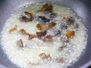 再加入木耳煮30秒捞出。
