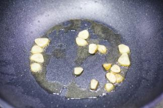 热锅热油，加大蒜爆香。
