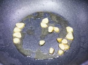 热锅热油，加大蒜爆香。