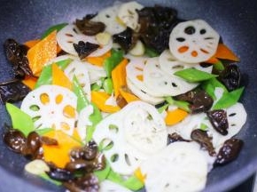 将所有原料倒入锅中炒匀。