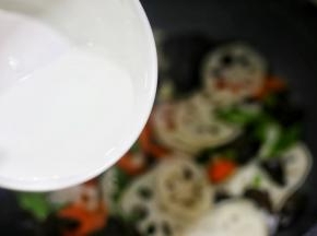 淋入水淀粉。