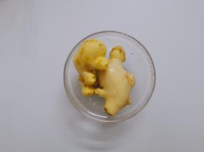 先把姜洗干净后削皮