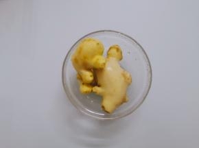 先把姜洗干净后削皮