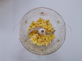 把姜切粒，放入搅拌机中，加入50克水