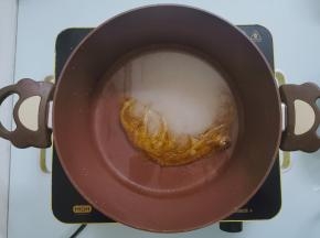 加入剩下200克水，再把麦芽糖和白砂糖倒入锅中，煮成糖水