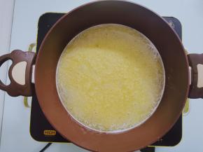 把姜蓉放进去一起搅拌，开大火煮开，转中火