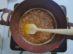 一个小时的状态，开始变稠，这时候就要不停搅拌