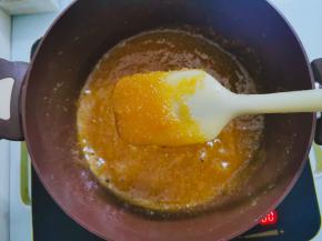 要观察糖的颜色和搅拌的手感，糖液粘稠度比较高，呈琥珀色，用铲子舀起不滴落就可以了