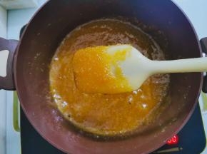 要观察糖的颜色和搅拌的手感，糖液粘稠度比较高，呈琥珀色，用铲子舀起不滴落就可以了