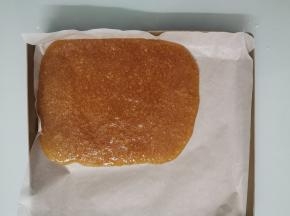 关火后，把姜糖倒到已放有油纸的模具里放凉