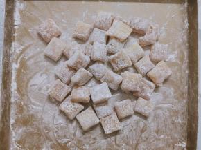 放凉后，用剪刀剪成自已喜欢的形状了，多加点糯米粉防止黏连，只要熬够火候，一般不会黏连，敲着是比较硬邦邦的，用手按上去有一定柔软度，入口会慢慢变软，韧性好，越嚼越软糯。若是很黏很软，表示火候不够。若是硬得像石头一样，需要用刀砍，则表示熬过头了