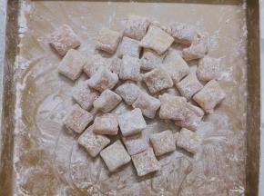 放凉后，用剪刀剪成自已喜欢的形状了，多加点糯米粉防止黏连，只要熬够火候，一般不会黏连，敲着是比较硬邦邦的，用手按上去有一定柔软度，入口会慢慢变软，韧性好，越嚼越软糯。若是很黏很软，表示火候不够。若是硬得像石头一样，需要用刀砍，则表示熬过头了