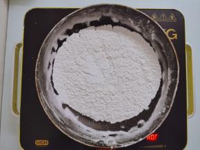 凉姜糖的同时，小火把糯米粉炒熟备用