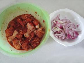 3 洋葱切成片，鸡腿斩块后倒入调料拌匀腌制1小时以上