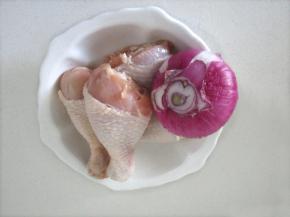 1 鸡腿和洋葱分别洗净