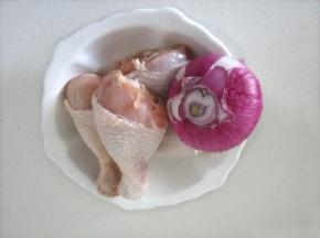 1 鸡腿和洋葱分别洗净